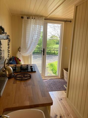 Neddys Rest Luxury Horsebox Stay แบทเทิล ภายนอก รูปภาพ