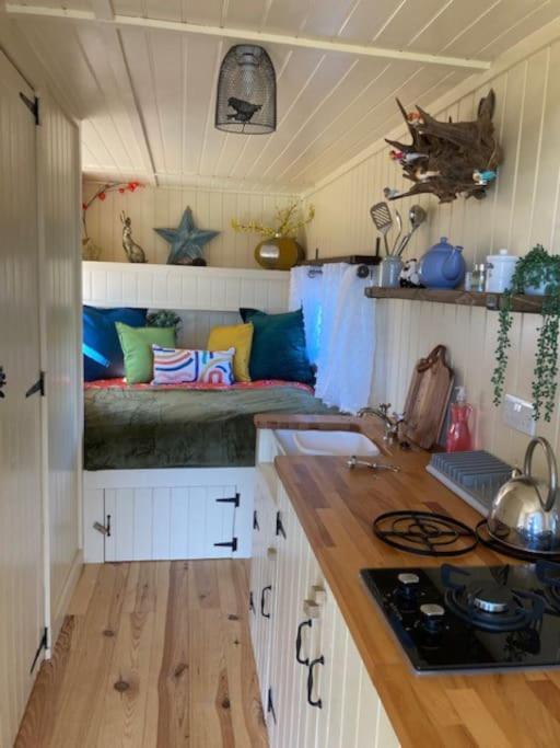 Neddys Rest Luxury Horsebox Stay แบทเทิล ภายนอก รูปภาพ