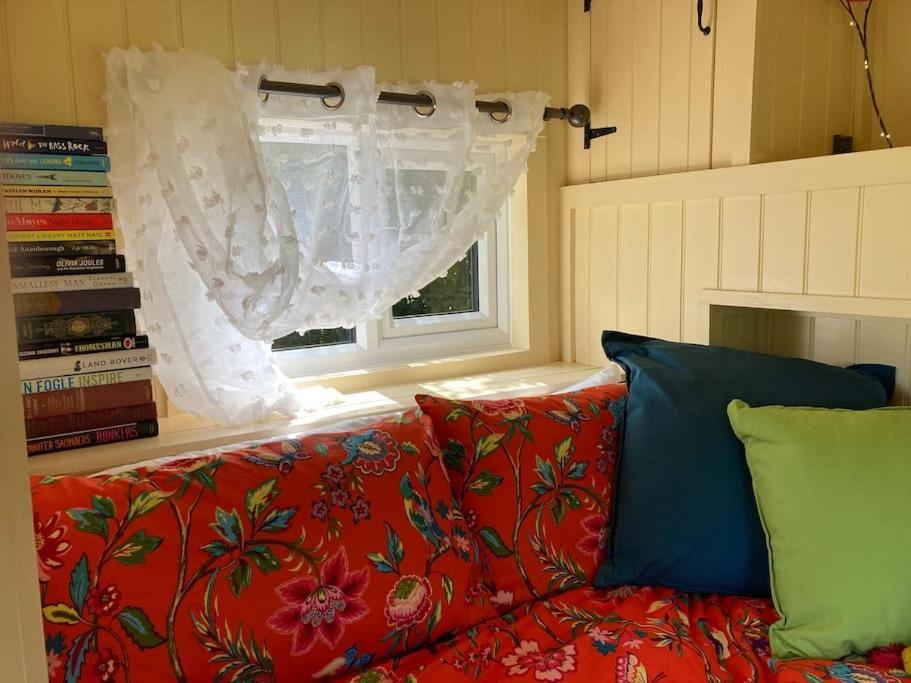 Neddys Rest Luxury Horsebox Stay แบทเทิล ภายนอก รูปภาพ
