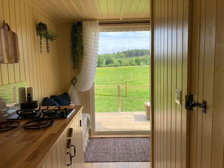 Neddys Rest Luxury Horsebox Stay แบทเทิล ภายนอก รูปภาพ